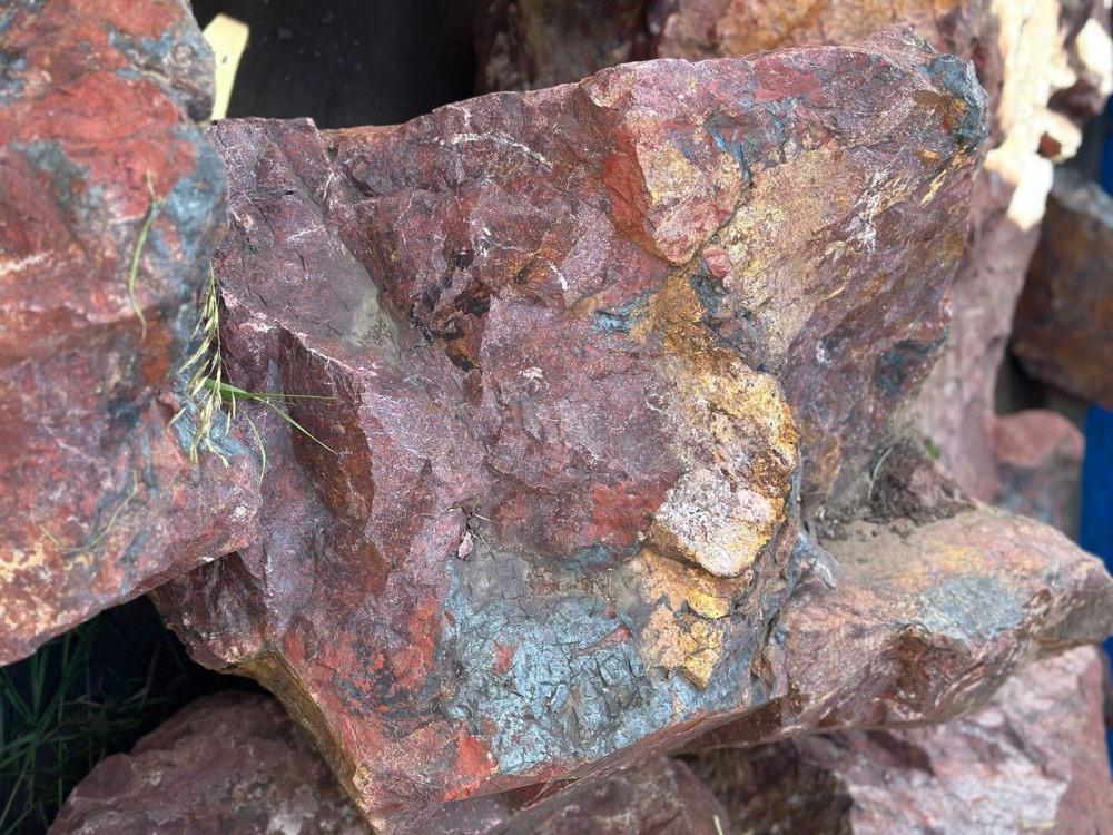 Камни для ландшафтного дизайна красно-фиолетовые 10-60 килограмм купить в Кемеровской области