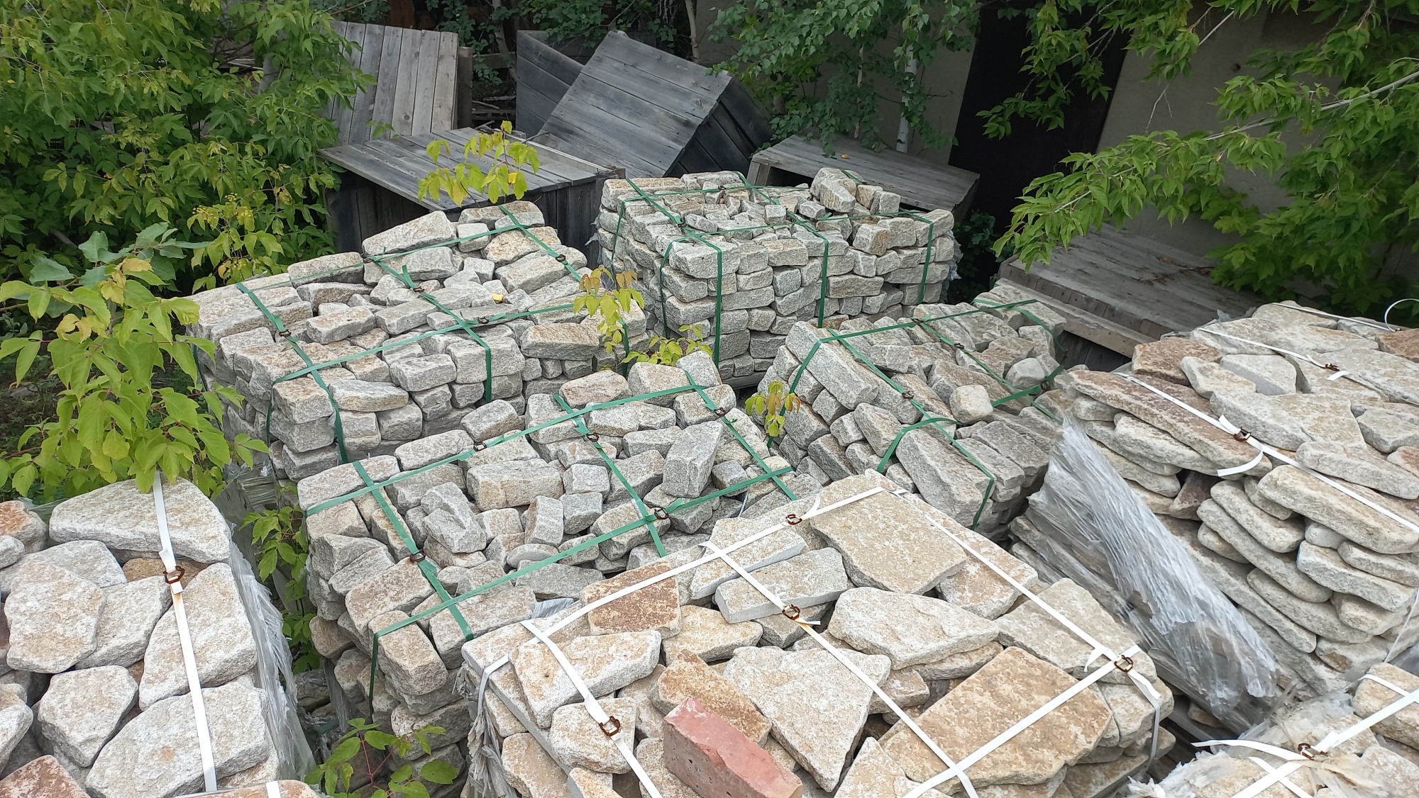 Плитняк галтованный гранитный для ландшафтного дизайна купить в Кемеровской области