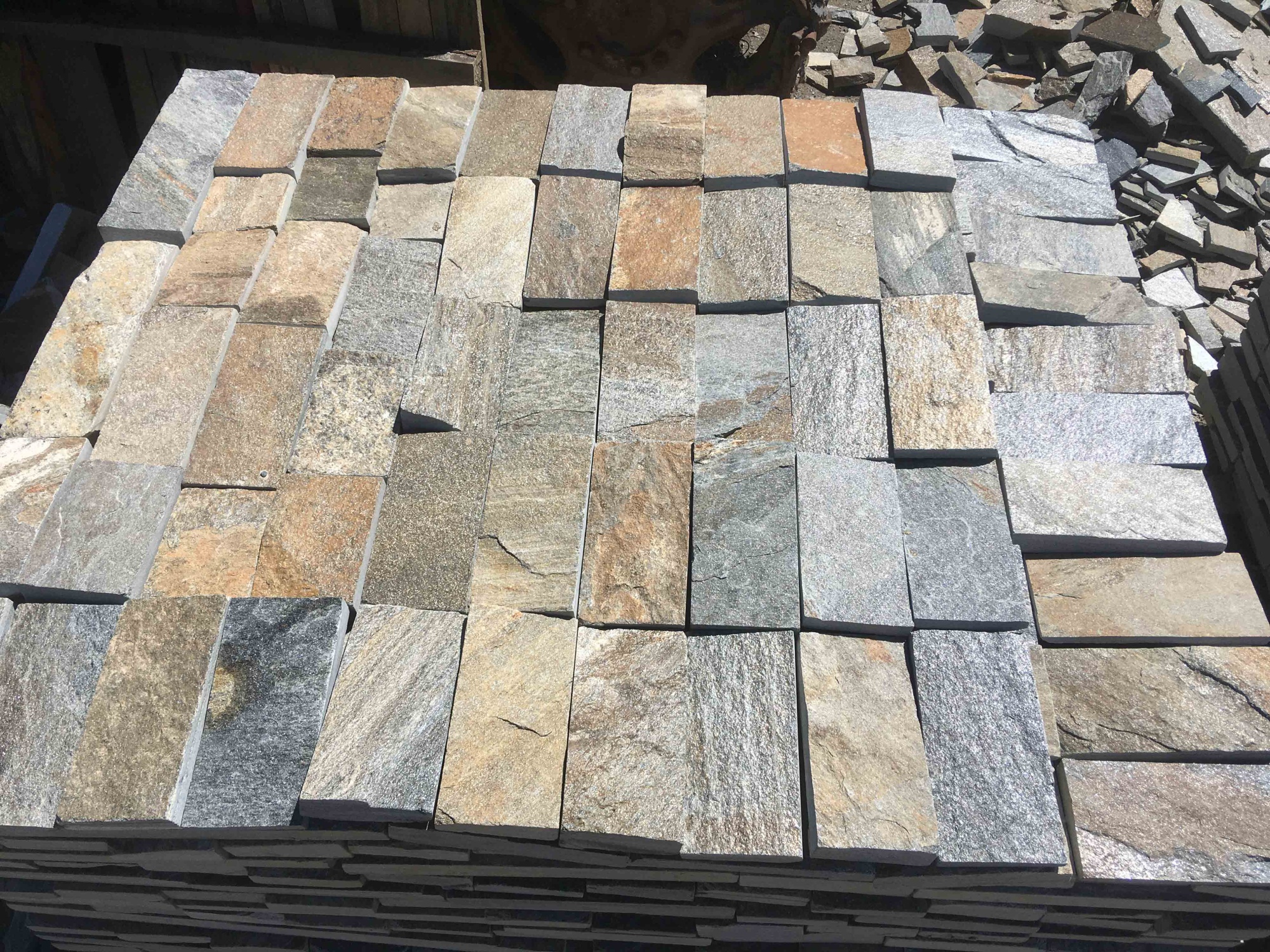 Плитка пилёная златолит Уральский для цоколя, отмостки купить в Кемеровской области