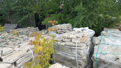 Плитняк галтованный гранитный для ландшафтного дизайна купить в Кемеровской области