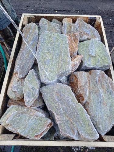 Златолит жёлтый, жёлто-зелёный глыбки и валуны для ланшафтного дизайна купить в Кемеровской области