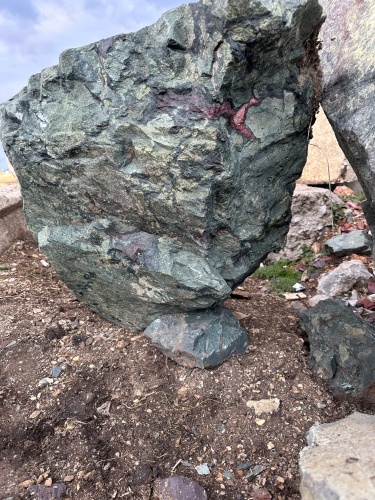 Гигантские зелёные валуны для ландшафтного дизайна весом более 5 тонн купить в Кемеровской области