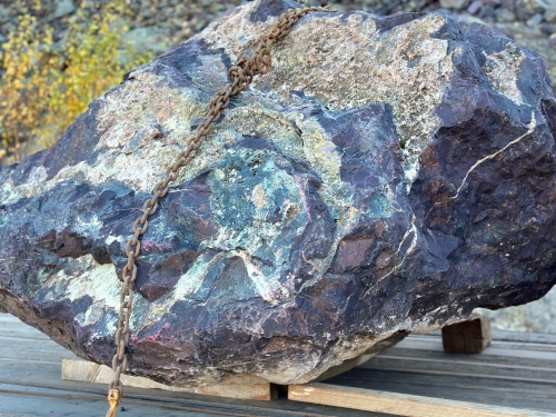 Огромные красно-фиолетовые валуны для ландшафтного дизайна весом более 5 тонн купить в Кемеровской области