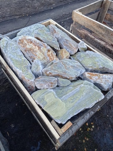 Златолит жёлтый, жёлто-зелёный глыбки и валуны для ланшафтного дизайна купить в Кемеровской области