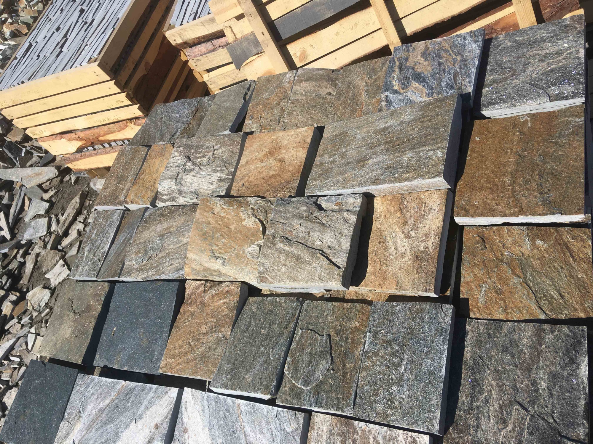 Плитка пилёная златолит Уральский для цоколя, отмостки купить в Кемеровской области