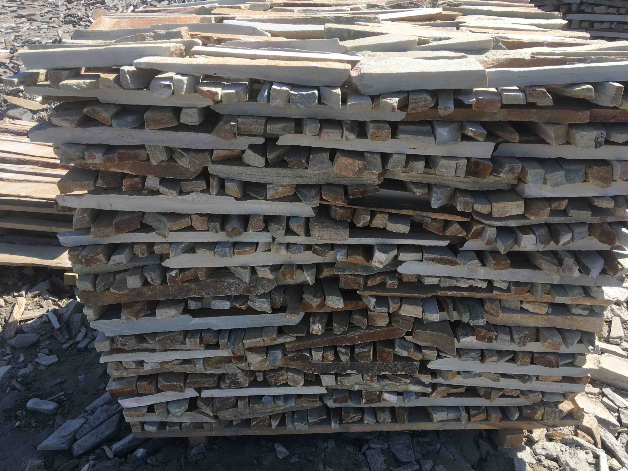 Горбушка златолит золотистый для облицовки купить в Кемеровской области