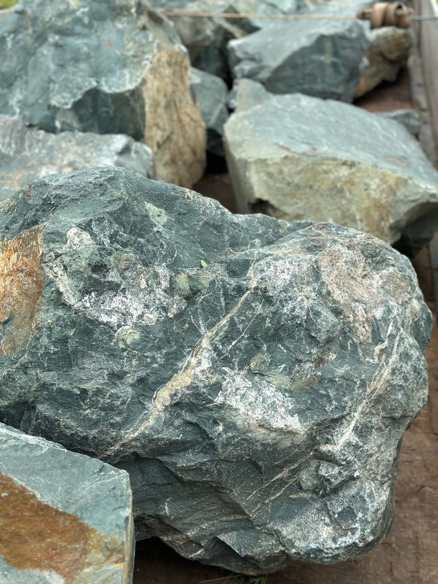 Камни для ландшафтного дизайна зелёные 10-60 килограмм купить в Кемеровской области