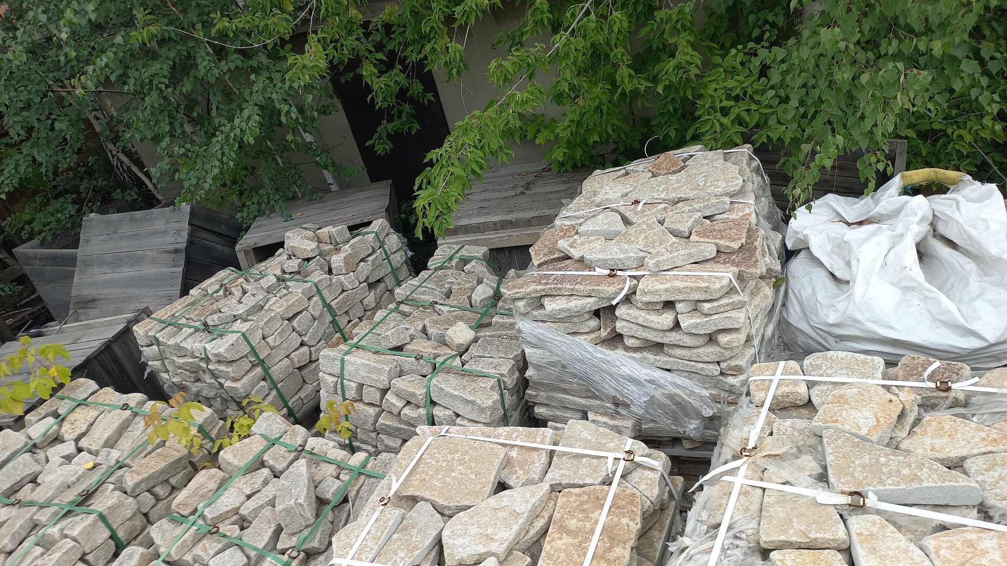 Плитняк гранитный галтованный купить в Кемеровской области