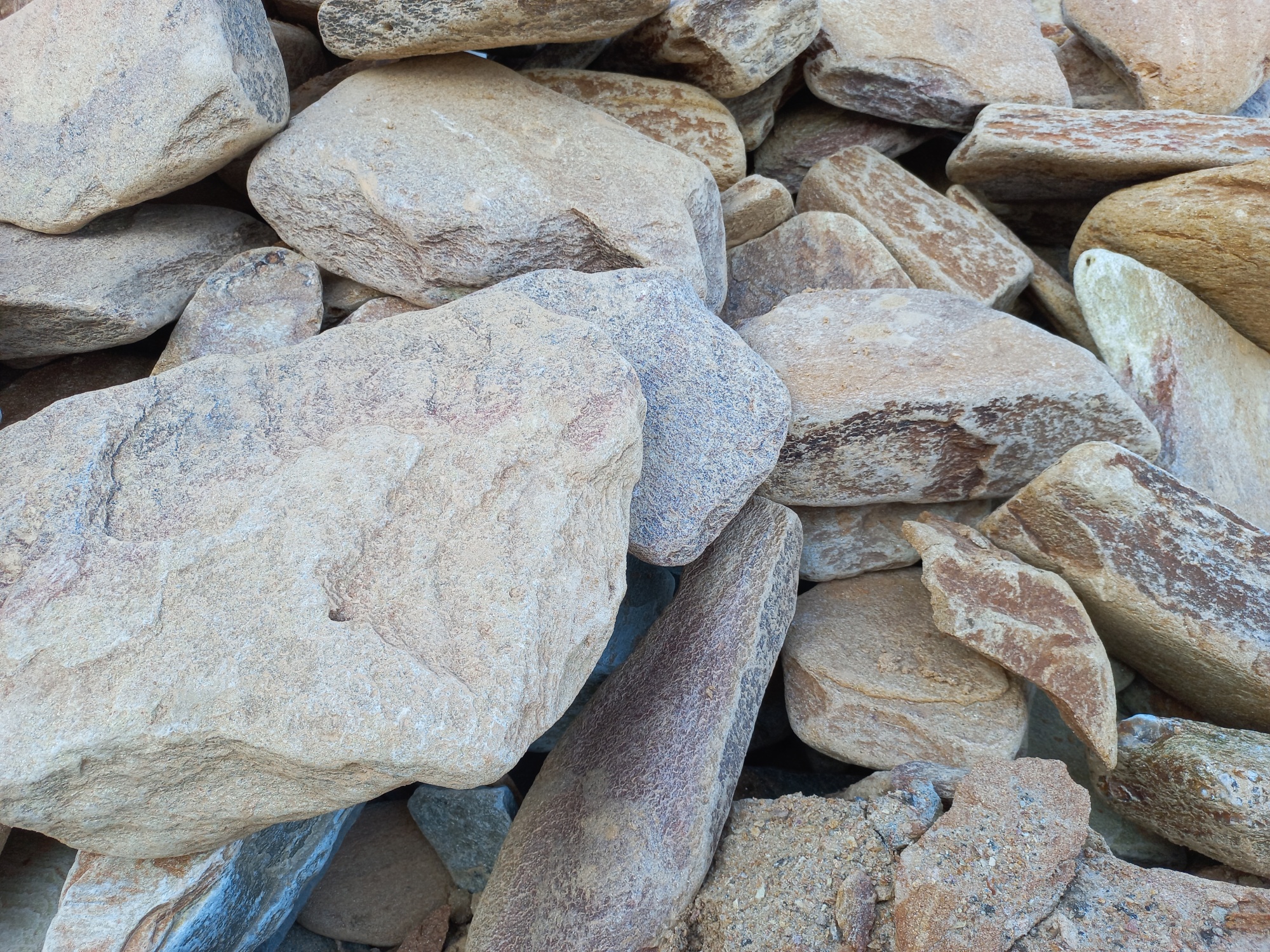 Златолит жёлтый, жёлто-зелёный глыбки и валуны для ланшафтного дизайна купить в Кемеровской области