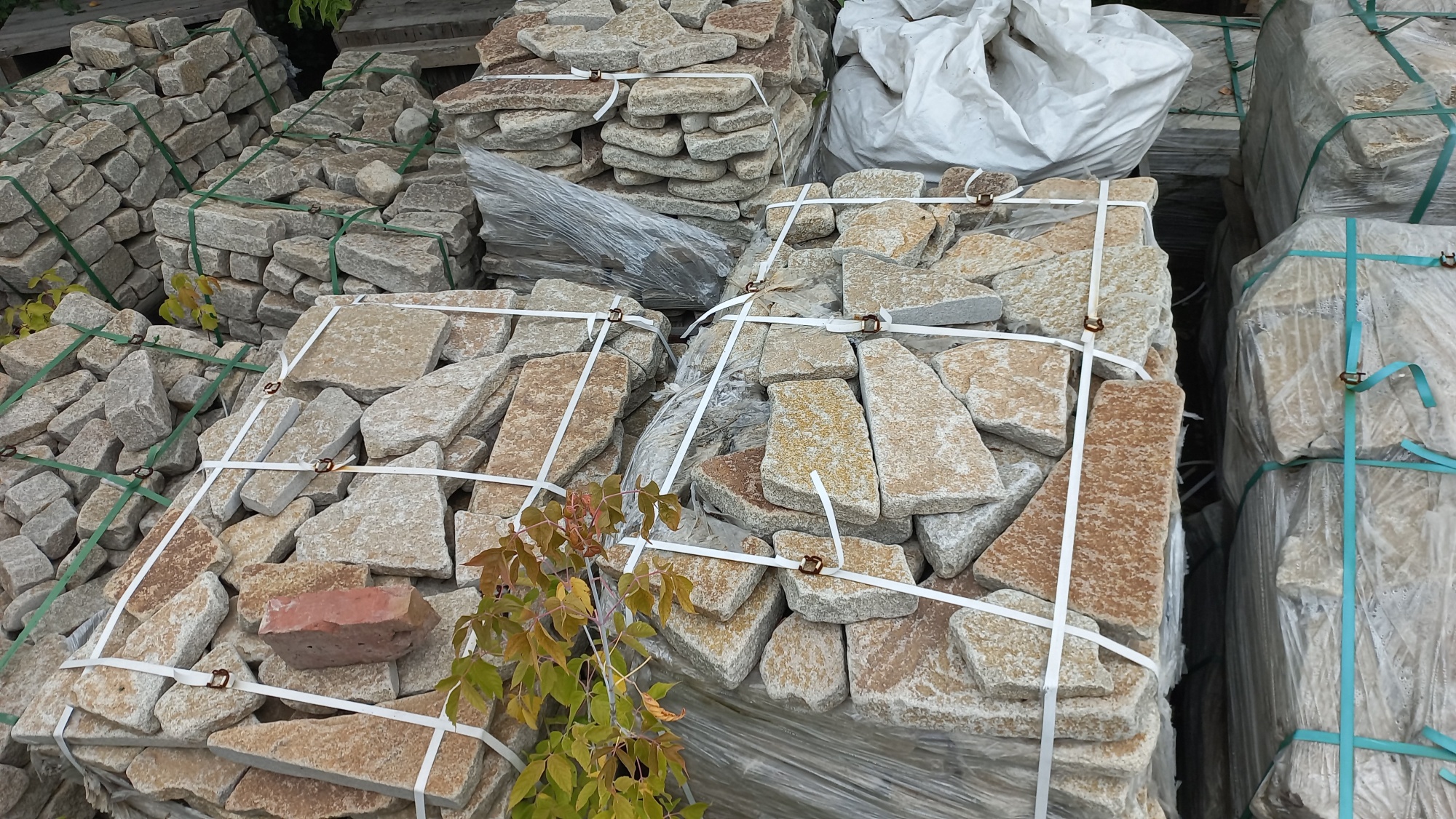 Плитняк гранитный галтованный купить в Кемеровской области