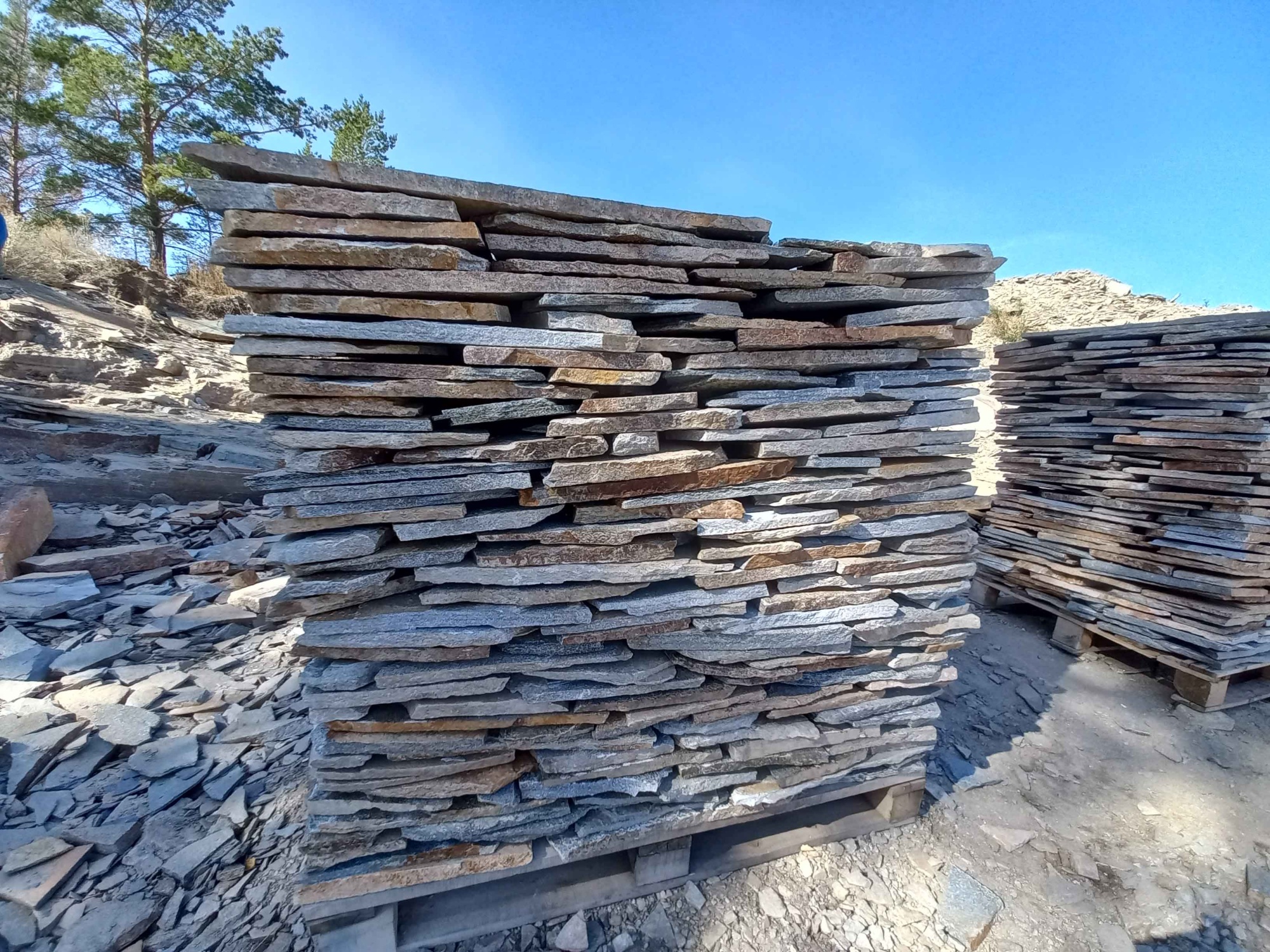 Плитняк златолит серебристый для фасада купить в Кемеровской области