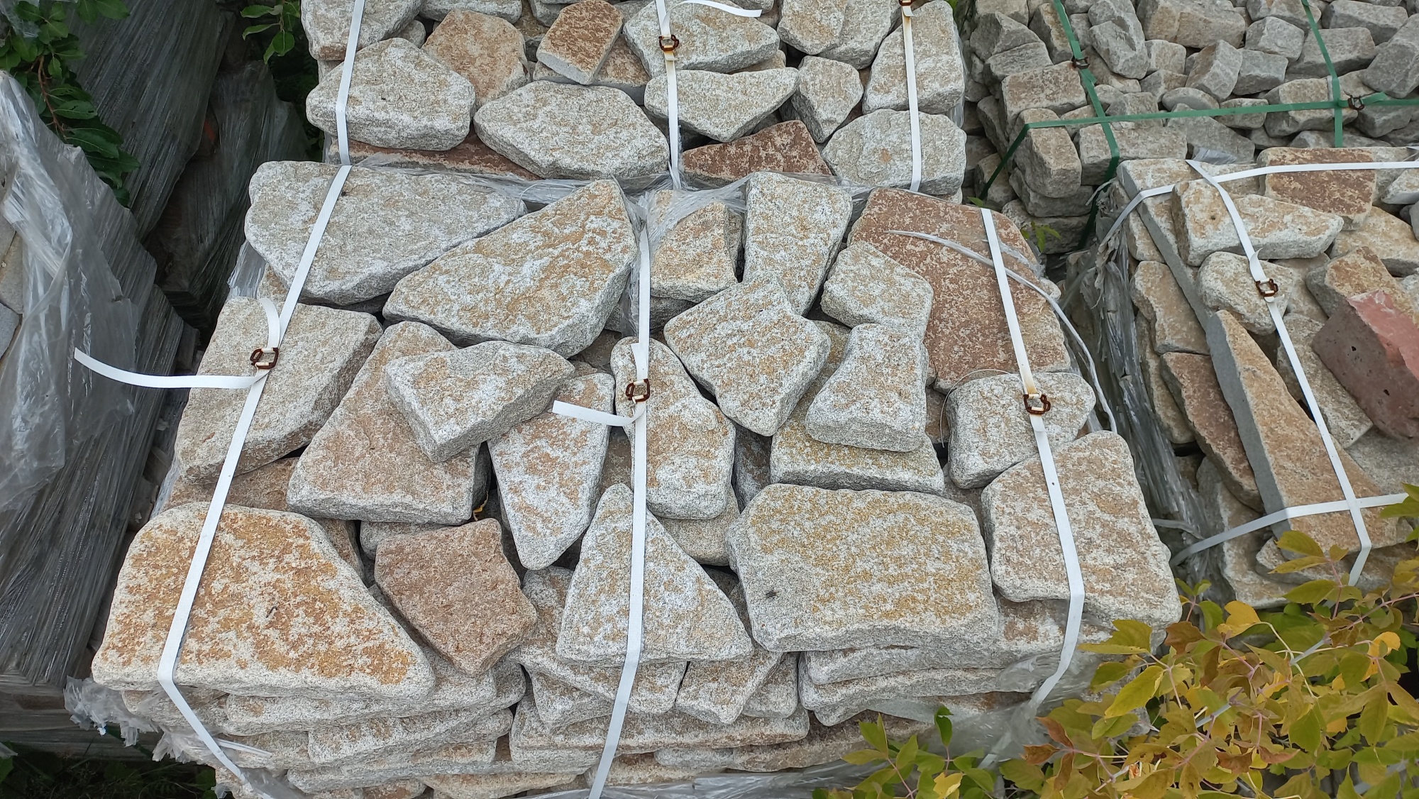 Плитняк галтованный гранитный для ландшафтного дизайна купить в Кемеровской области