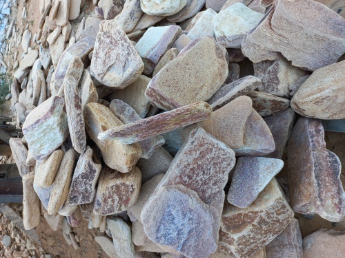 Златолит жёлтый, жёлто-зелёный глыбки и валуны для ланшафтного дизайна купить в Кемеровской области